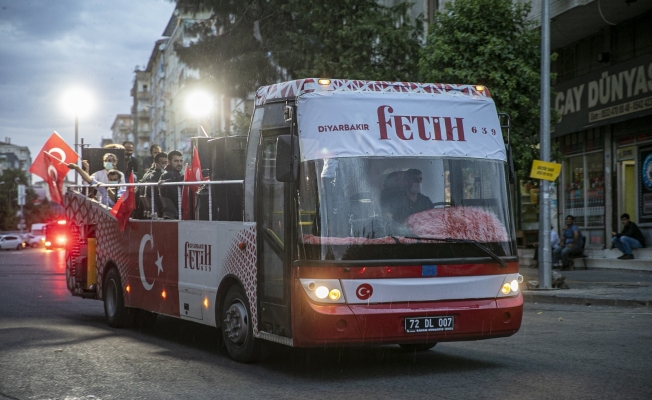 Fetih coşkusu gezici otobüsle Diyarbakır sokaklarında