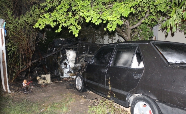 Garaj yangınında 3 araç yandı