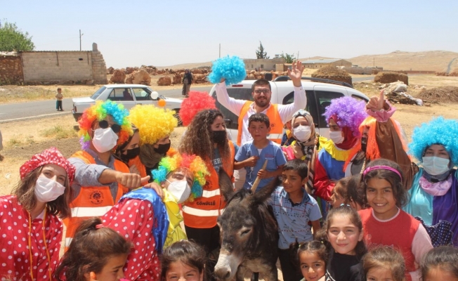 Gönüllü palyaçolar kırsaldaki çocuklara bayram sürprizi yaptı