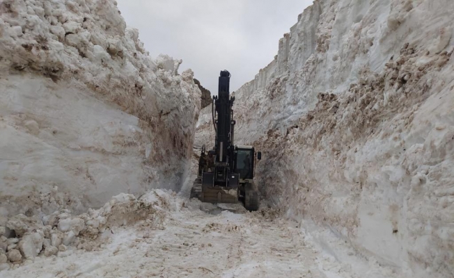Hakkari’de 8 metre karla mücadele