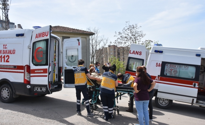 Hasta taşıyan ambulans ile otomobil çarpıştı