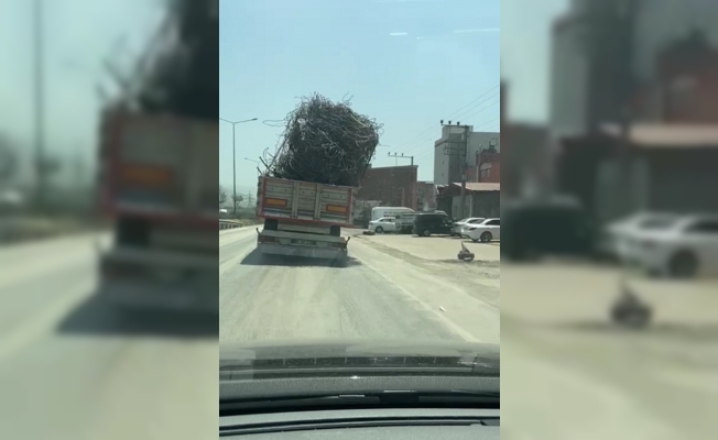 Hatay’da hurda demir yüklü kamyonun tehlikeli yolculuğu