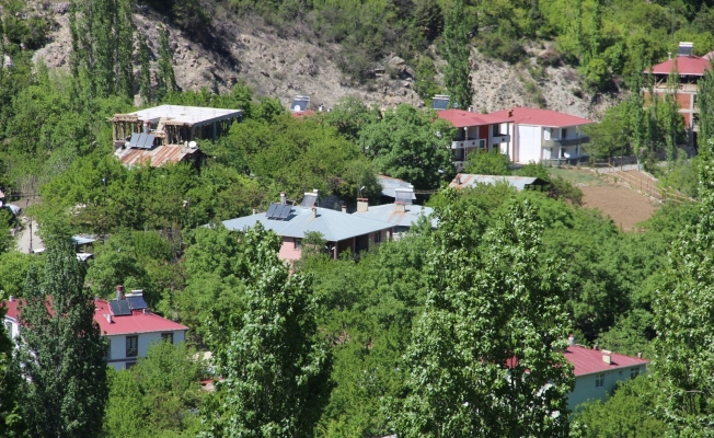 İki dağın arasında kalan köyü emekleriyle cennete çevirdiler