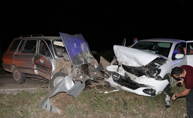 İki otomobil kafa kafaya çarpıştı: 5 yaralı