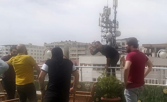 İntihardan polis vazgeçirdi