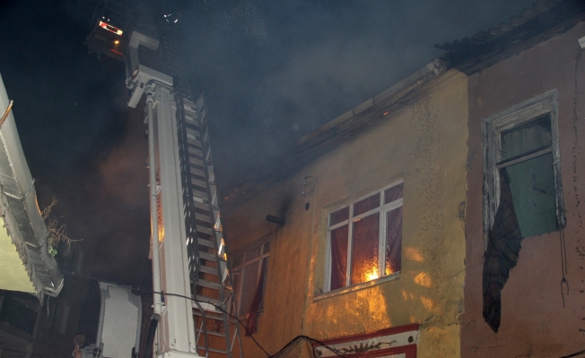 İzmir’de fırın bacasından çıkan yangında 3 bina hasar gördü