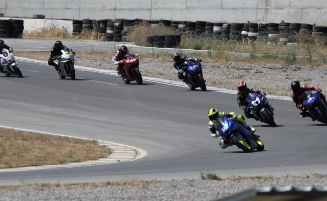 İzmir’de kadın motosikletçiler piste çıktılar, mest ettiler
