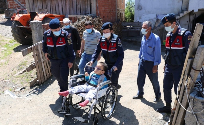 Jandarma ekipleri, engellileri ziyaret etti