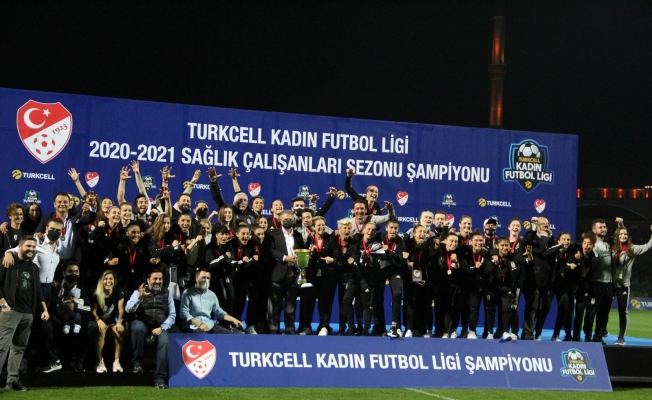 Kadınlar Ligi şampiyonu Beşiktaş kupasını aldı