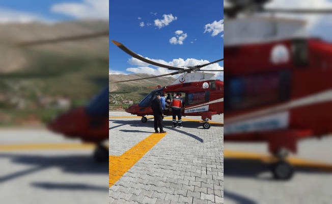 Kalp krizi geçiren ambulans helikopterle hastaneye kaldırıldı