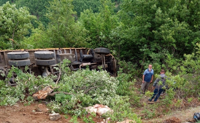 Kamyonun altında kalmaktan son anda kurtuldu