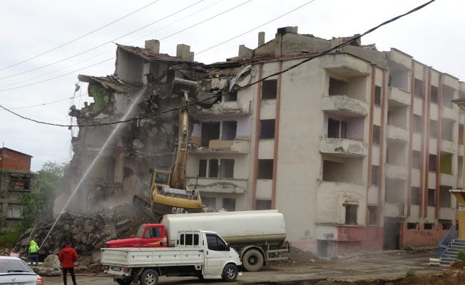Kanuni Bulvarı’nın inşası için istimlak edilen binaların yıkım çalışmaları sürüyor