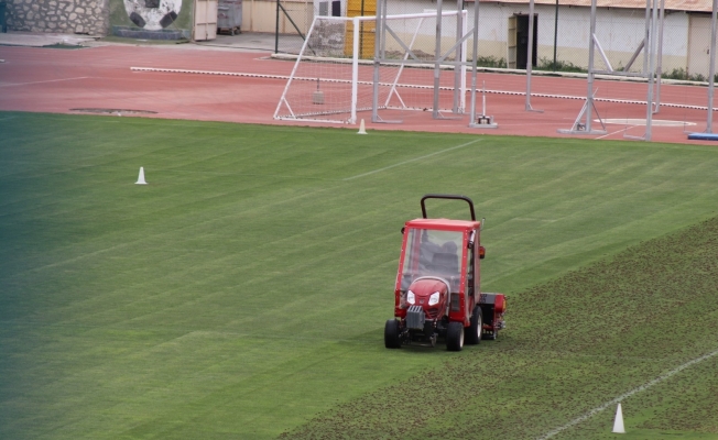Karaman’da Kemal Kaynaş Stadyumu’nun çimleri bakıma alındı