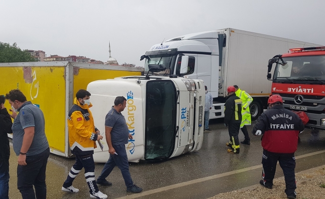 Kargo kamyonu karşı şeride geçip yan yattı