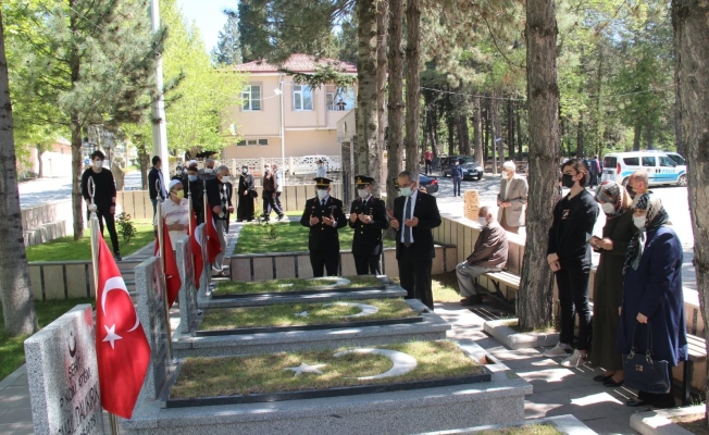 Kaymakam Deniz Pişkin, şehitliği ziyaret etti