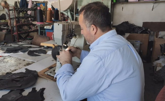 Kayseri’de ürettiği ayakkabıları Türkiye’nin dört bir yanına satıyor