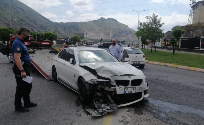 Kayseri’de yola kontrolsüz çıkan otomobil 2 araca çarptı: 2 yaralı