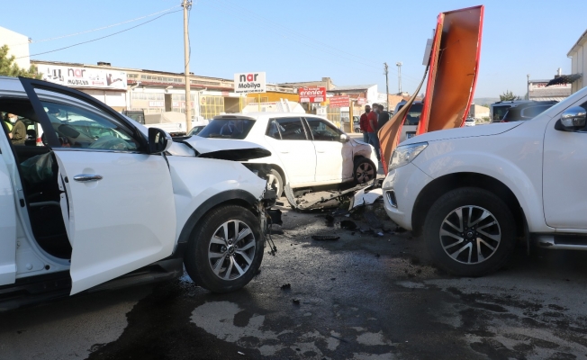 Kaza yapan araçlar park halindeki araçlara vurdu,2 yaralı