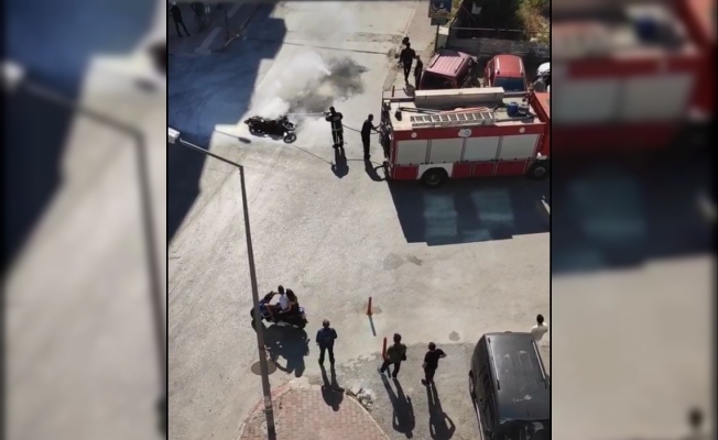 Kaza yapan motosiklet alev alev yandı
