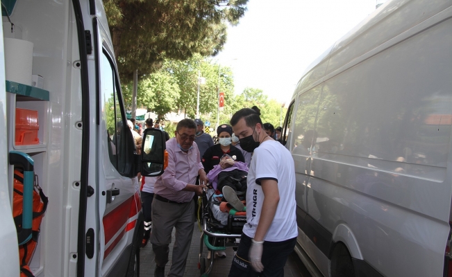 Kediye çarpmamak için manevra yaptı, motosikletten savrularak yaralandı