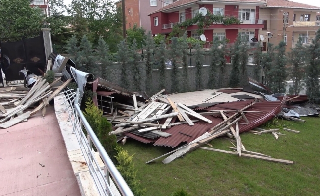 ’Toz fırtınası’ etkili oldu: Çatılar uçtu, ağaçlar kökünden söküldü