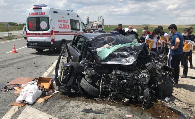 Kontrolden çıkan otomobil karşı şeritte tıra çarptı: 1 ölü, 2 yaralı