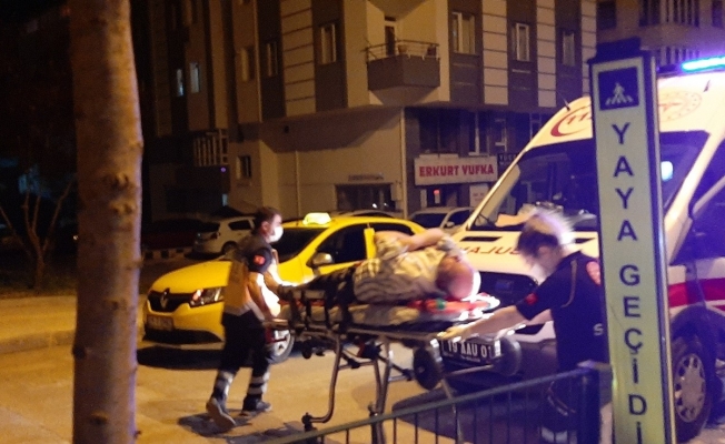 Kontrolden çıkan otomobil refüje çarptı, sürücü yaralandı