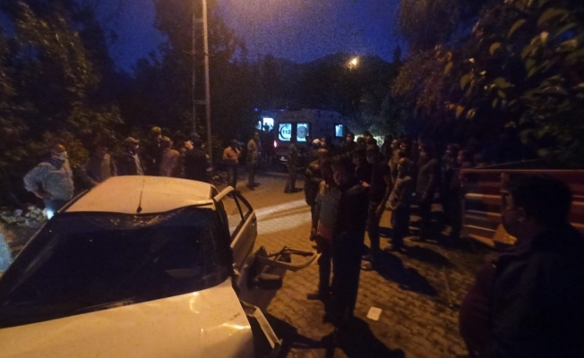 Otomobil duvara çarptı: 3 yaralı