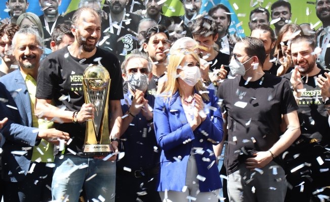 Merkezefendi Belediyesi Denizli Basket törenle kupasını aldı