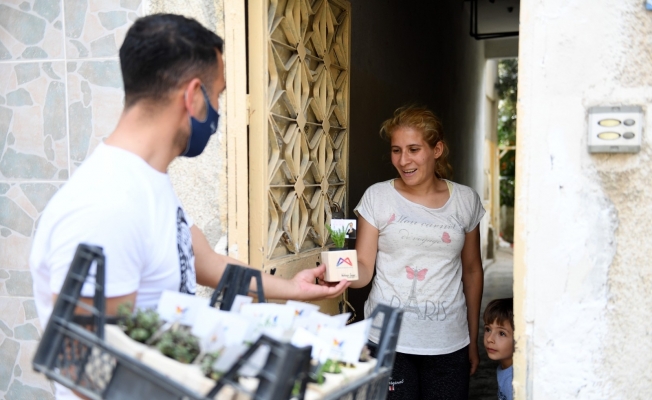 Mersin’de ’Anneler Günü’nde 10 bin çiçek dağıtıldı