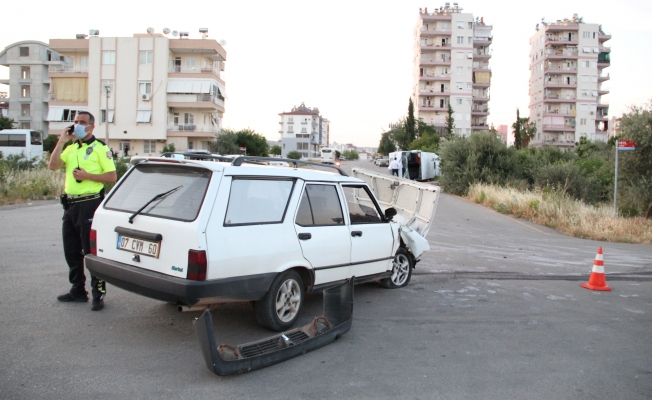 Midibüs ile otomobil çarpıştı: 2 yaralı