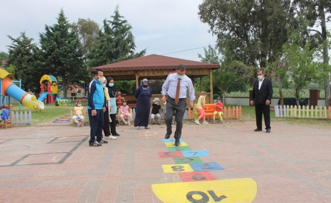 Milli Eğitim Müdürü Yıldız çocuklarla oyun oynadı