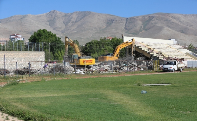 Niğde 5 Şubat Şehir Stadyumunun yıkımına başladı