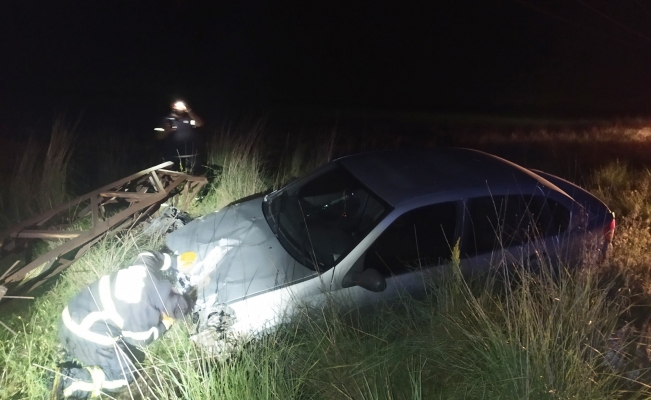 Otomobil elektrik direğine çarptı, faciadan dönüldü