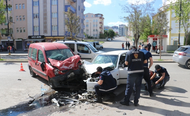 Otomobil ile hafif ticari araç kafa kafaya çarpıştı: 4 yaralı