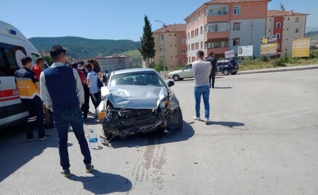 Otomobiller çarpıştı : 2 yaralı