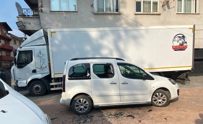 Otomotiv dükkanını sopalarla basıp araçların camlarını kırdılar