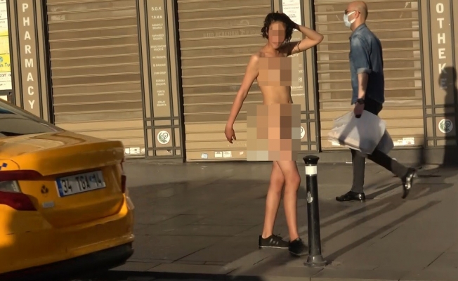 Faslı turist kadın Taksim Meydanında soyundu