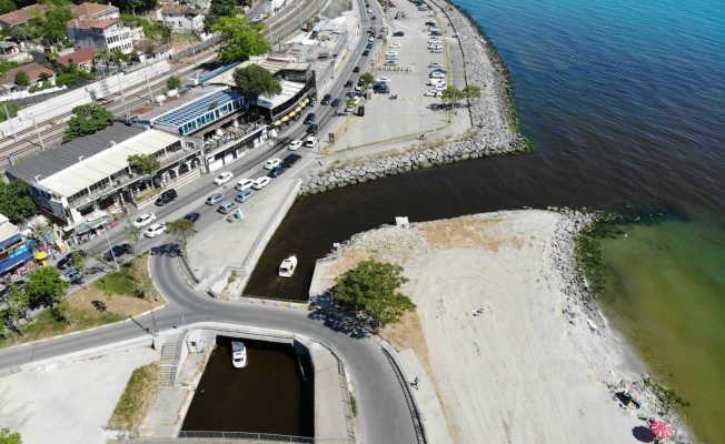 Menekşe deresi kırmızı renge büründü