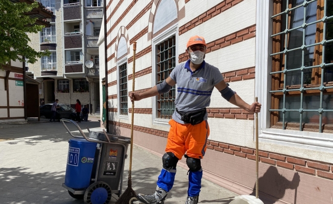 (ÖZEL) Patenli temizlik işçisi ilçede ilgi odağı oldu