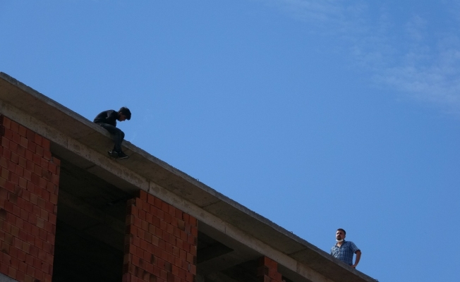 (Özel) Pendik’te intihar etmek isteyen genci mahalleli ikna etti