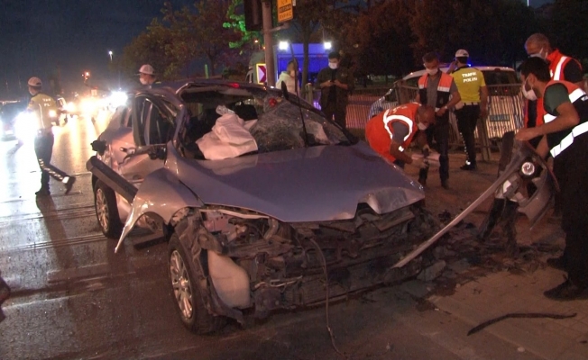 (Özel) Pendik’te korkutan kaza: Aşırı hız yaptı, yaya geçidindeki bariyerlere çarpıp takla attı