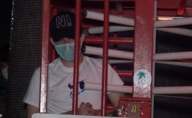 Tuvaletin turnikeli kapısına sıkıştı, 2 saat mahsur kaldı