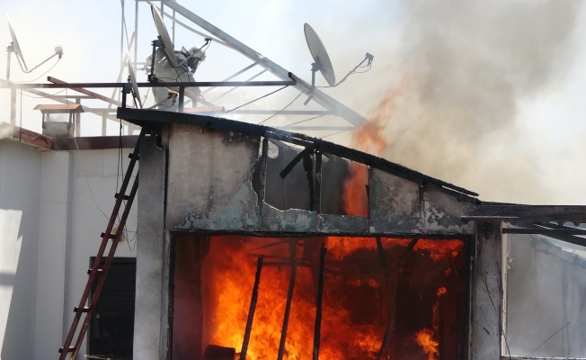 Yangında ağabeyi ve engelli yeğeninin kurtulduğunu gören kadının sevinç gözyaşları