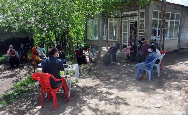 Pandemiden dolayı dernek toplantılarını evinin bahçesinde yapıyor