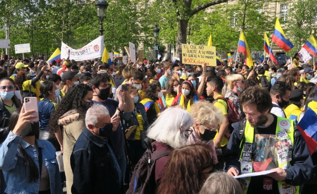 Paris’te Kolombiya’daki vergi reformu protestolarına destek gösterisi