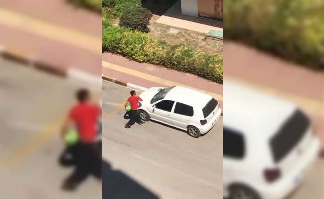 Park halindeki otomobilin camlarını parke taşıyla tuzla buz etti