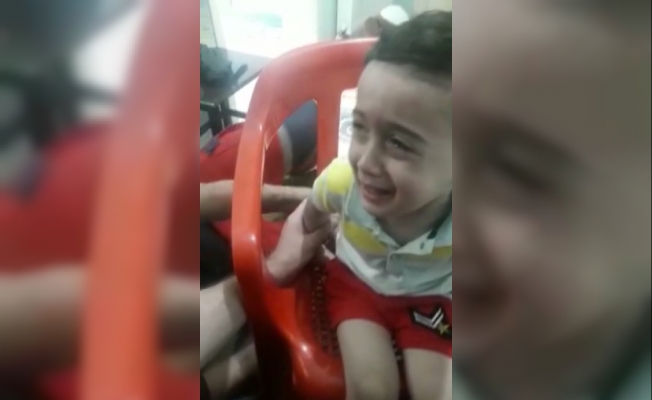 Parmağı sandalyeye sıkışan çocuğun imdadına itfaiye yetişti