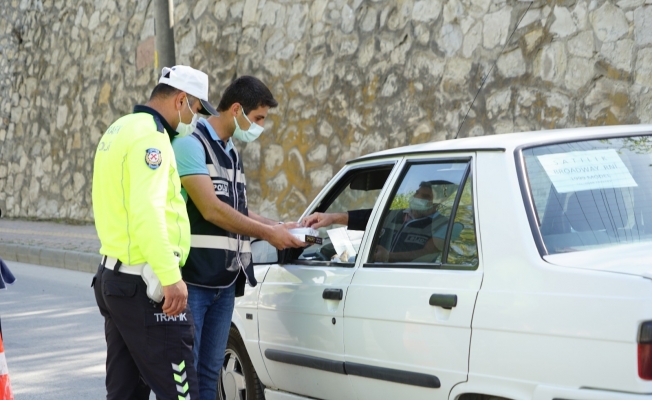 Polis ekipleri sürücülere şeker ikram etti