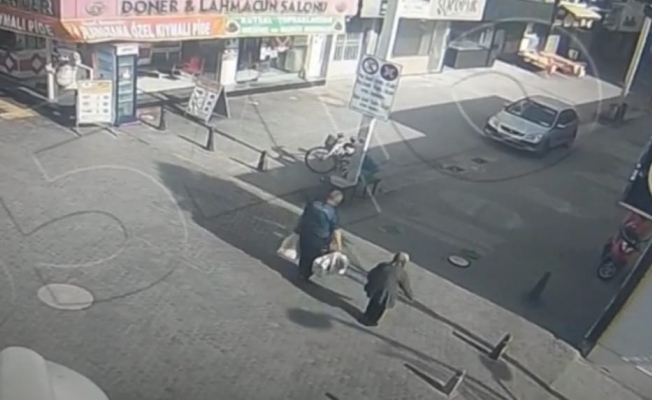 Poşetlerini taşımakta zorlanan yaşlı kadının yardımına polis memuru koştu